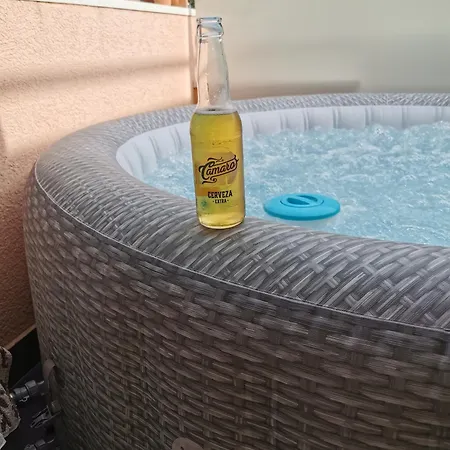 Lägenhet La Harmony Garden With Jacuzzi Split